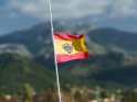 Spanische Flagge in der Version für private Yachten (mit Krone) und der Serra de Tramuntana im Hintergrund