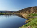 Die Weser Ende März. Das Ufer auf der rechten Seite des Bildes befindet sich in Hessen, der Rest des Bildes in Niedersachsen.