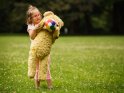 Kleinkind hlt einen alten Teddybren im Arm, der wiederum einen Ball hlt. 
 
Dieses Motiv finden Sie seit dem 28. August 2017 in der Kategorie Kinderfotos.