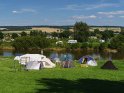 Campingplatz am Weserufer, das Ufer im Vordergrund befindet sich in Nordrhein-Westfalen, das gegenüberliegende Ufer in Niedersachsen