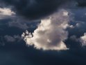 Weie Wolke vor dunklem Himmel 
 
Dieses Motiv findet sich seit dem 19. September 2017 in der Kategorie Wolken.