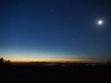 Blick vom Harzblick im Göttinger Wald in Richtung Harz im Mondschein kurz vor Sonnenaufgang