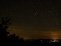 Sternschnuppe der Perseiden in der Nacht vom 12. August auf den 13. August. Bei den Hügeln im Hintergrund handelt es sich um den Harz.
