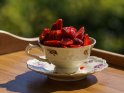 Erdbeeren in einer alten Tasse