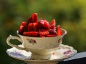 Erdbeeren in einer alten Tasse