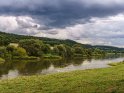 Blick über die Weser von NRW nach Niedersachsen bei dramatischem Wetter