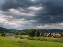 Blick über die Weser von Hessen nach Niedersachsen bei dramatischem Wetter