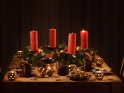 Gedeckter Tisch mit Adventskranz zum ersten Advent
