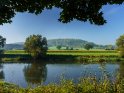 Blick von Niedersachsen über die Weser auf das herbstliche Hessen.