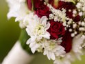 Blumenstrauß mit roten Rosen, Chrysanthemen, Prachtspieren und Schleierkraut