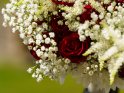 Blumenstrauß mit roten Rosen, Chrysanthemen, Prachtspieren und Schleierkraut