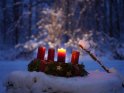 Adventskranz im Schnee mit einer brennenden Kerze zum 1. Advent. 
 
Dieses Motiv ist am 02.12.2023 neu in die Kategorie Adventskränze aufgenommen worden.