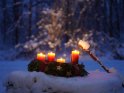 Adventskranz im Schnee mit vier brennenden Kerzen zum 4. Advent. 
 
Dieses Kartenmotiv ist seit dem 23. Dezember 2023 in der Kategorie Adventskränze.