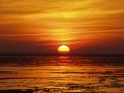 Sonnenuntergang: die Sonne verschwindet als Feuerball in der Nordsee