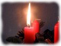 Grusskarte zum 1. Advent mit einer brennenden roten Kerze als Motiv.